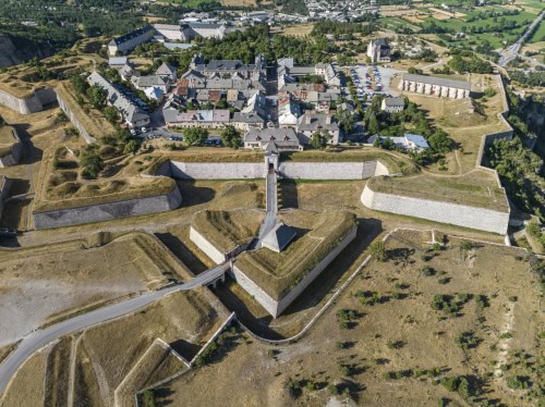 Au premier plan la demi-lune d'Anjou, puis la porte de Briançon. Crédit Centre des monuments nationaux / Village fortifié de Mont-Dauphin